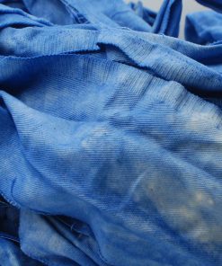 Batikfärgad bomullsväv i blå nyanser.