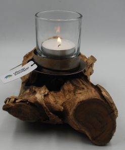 Ljuslyckta i smide på trärot.