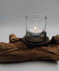 Ljuslyckta i smide på trärot.