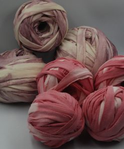 Trikåtrasa i nystan, rosa och lila batikfärgad trasa.