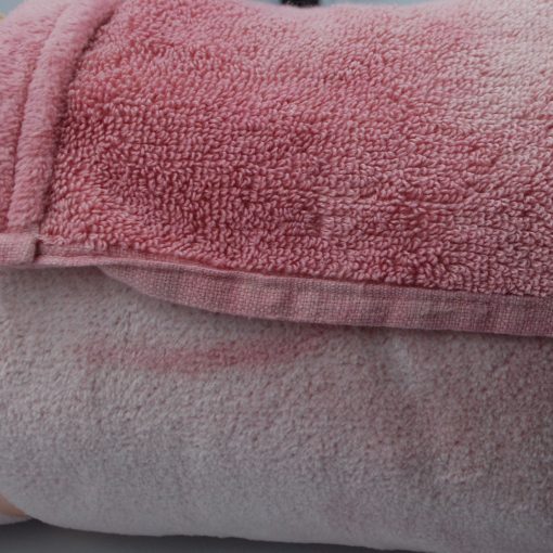 Jättebadlakan batikfärgat rosa.