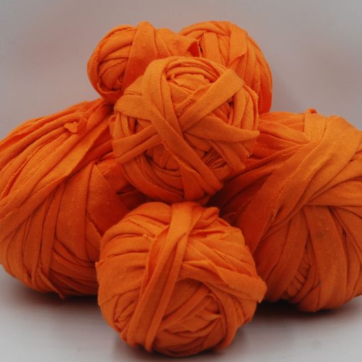 Orange trikåtrasa i nystan.