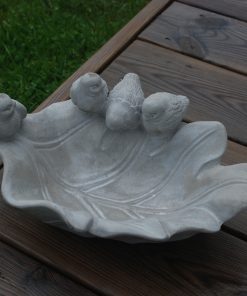 Fågelbad i betong löv.