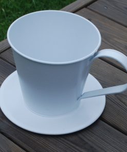 Kopp i plåt som ytterkruka.