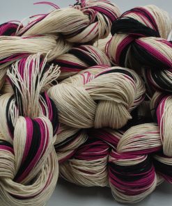 Varpfläta natur/cerise/svart.