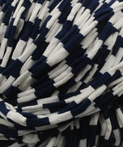 Blå/vit randig trikåtrasa.