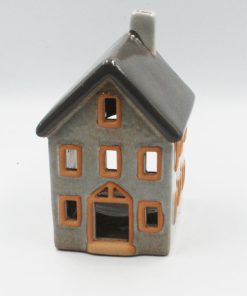 Keramikhus ljusgrå med mörkgrått tak.