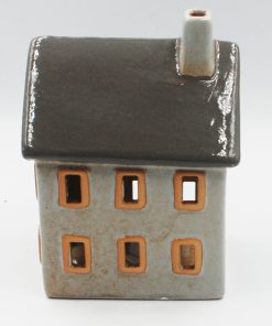 Keramikhus ljusgrå med mörkgrått tak.