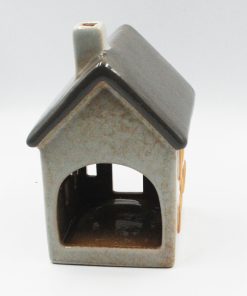 Keramikhus ljusgrå med mörkgrått tak.