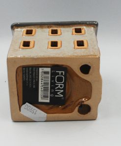 Keramikhus ljusgrå med mörkgrått tak.